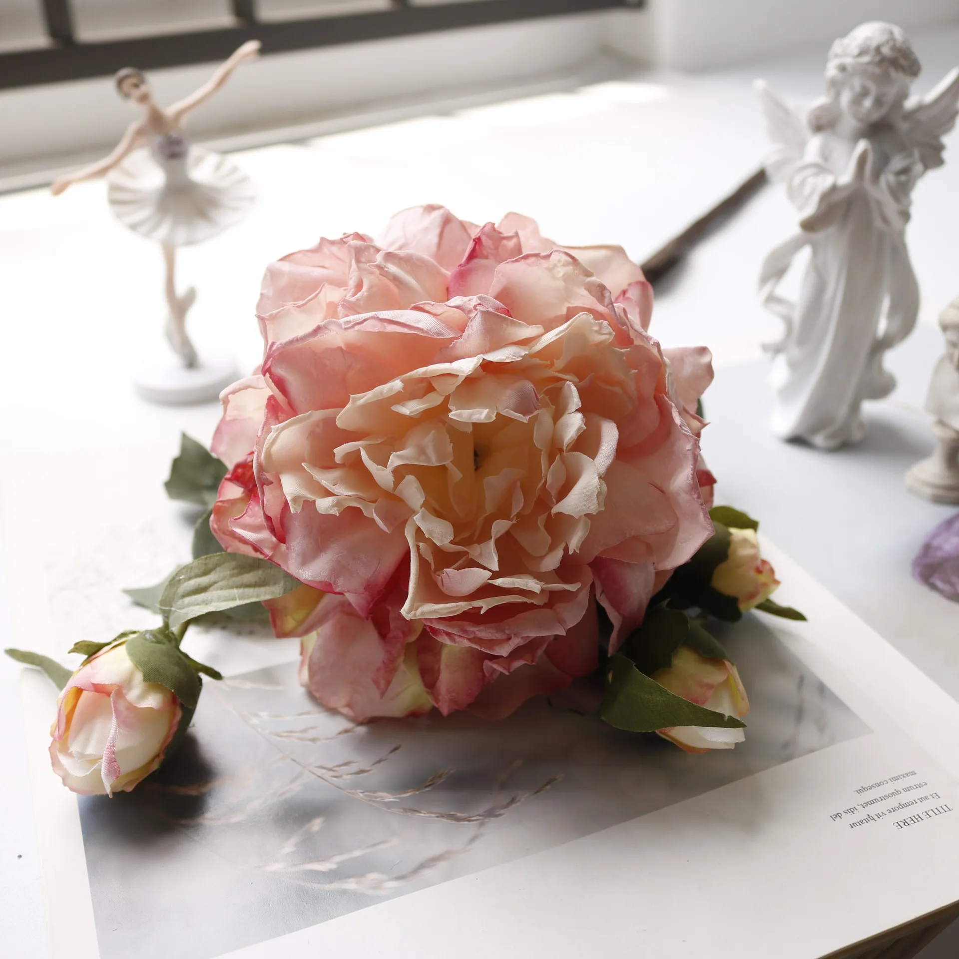 

Большой букет шелковых белых пионов Flores