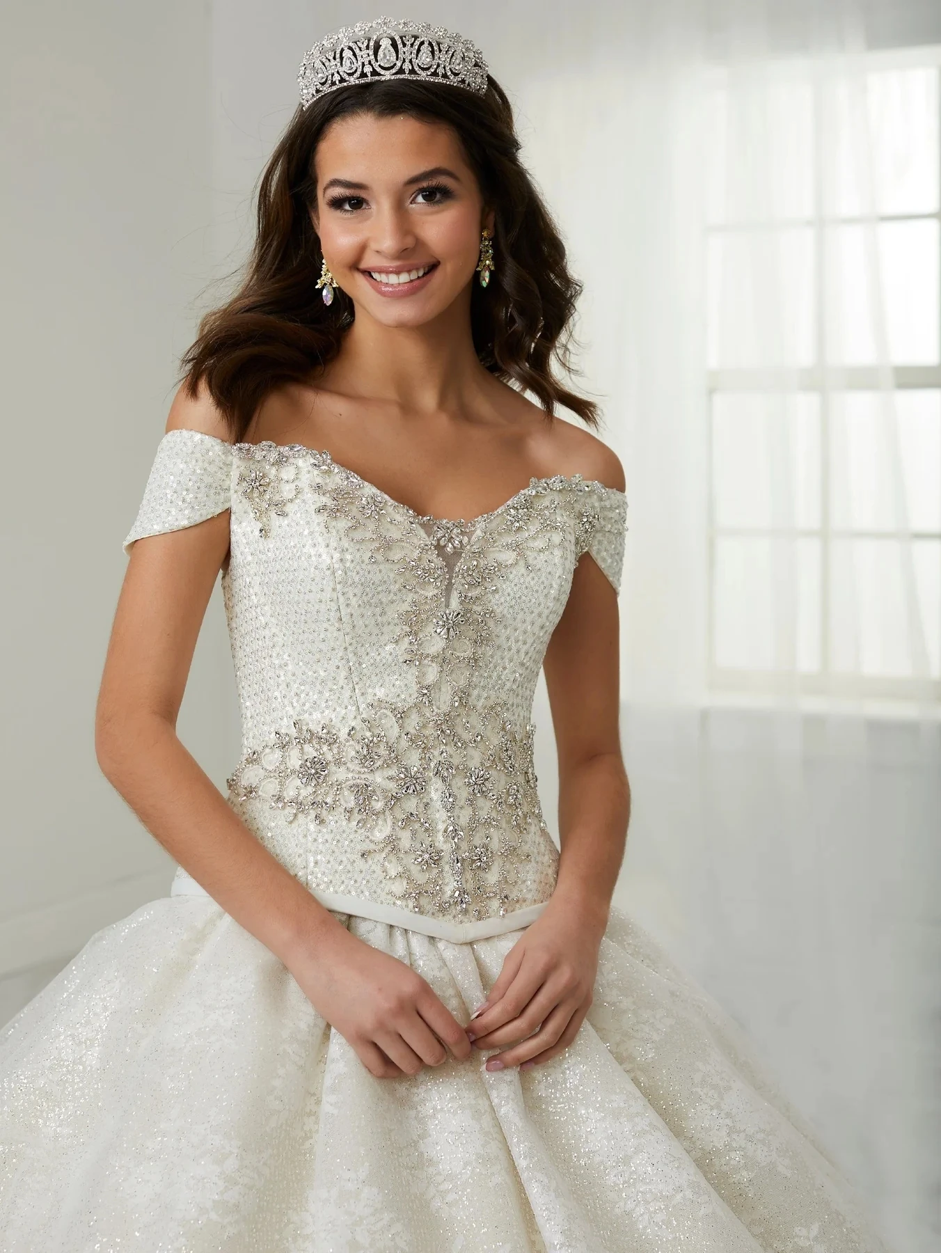 Розовые платья Charro Quinceanera бальное платье с открытыми плечами тюль расшитый