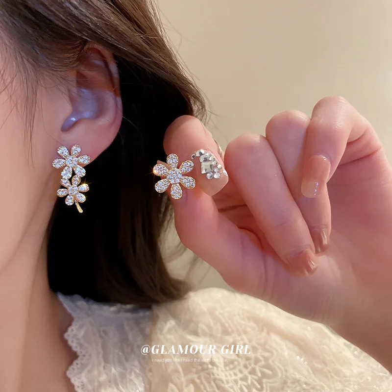 

Real Gold Electroplating Asymmetric Zircon Flower Earrings for Women Simple High-End Light Luxury Earrings 2022 Women's Jewelry
