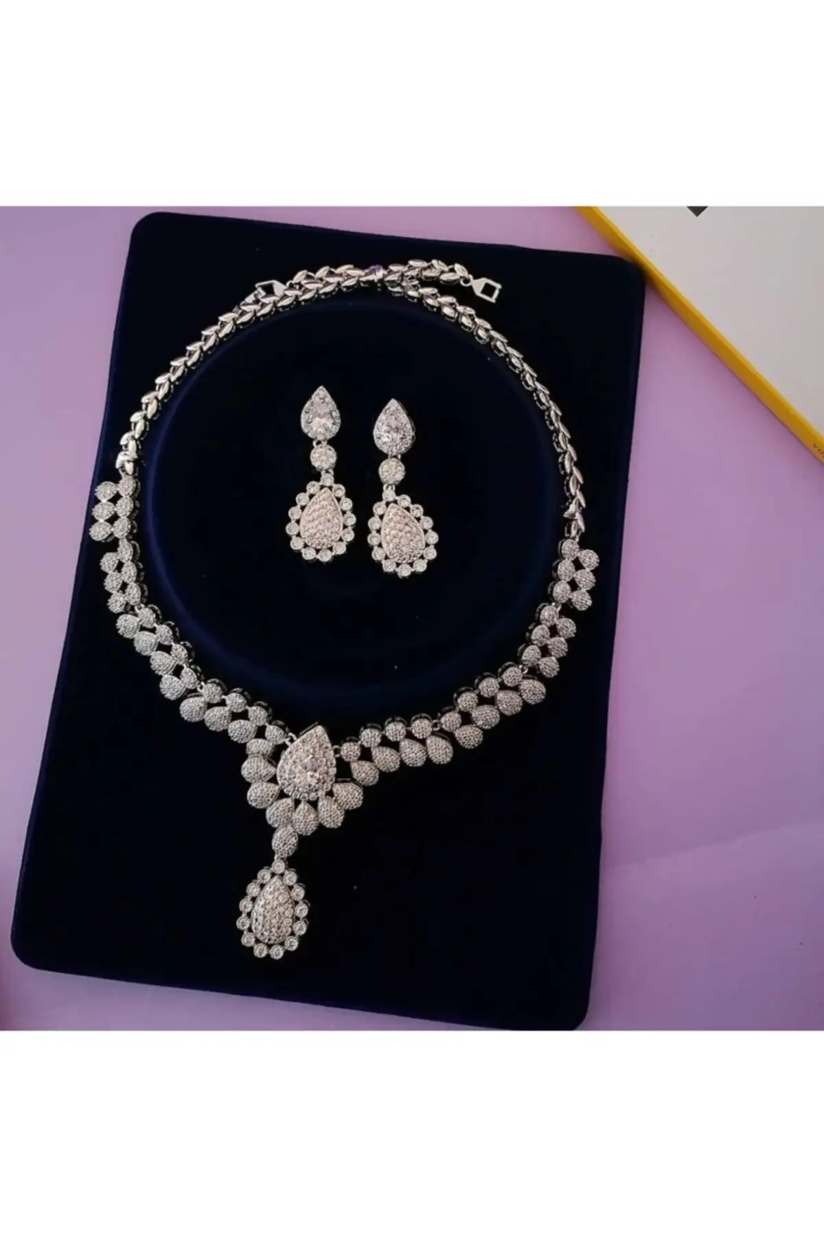 

Женское вечернее платье ожерелье и серьги