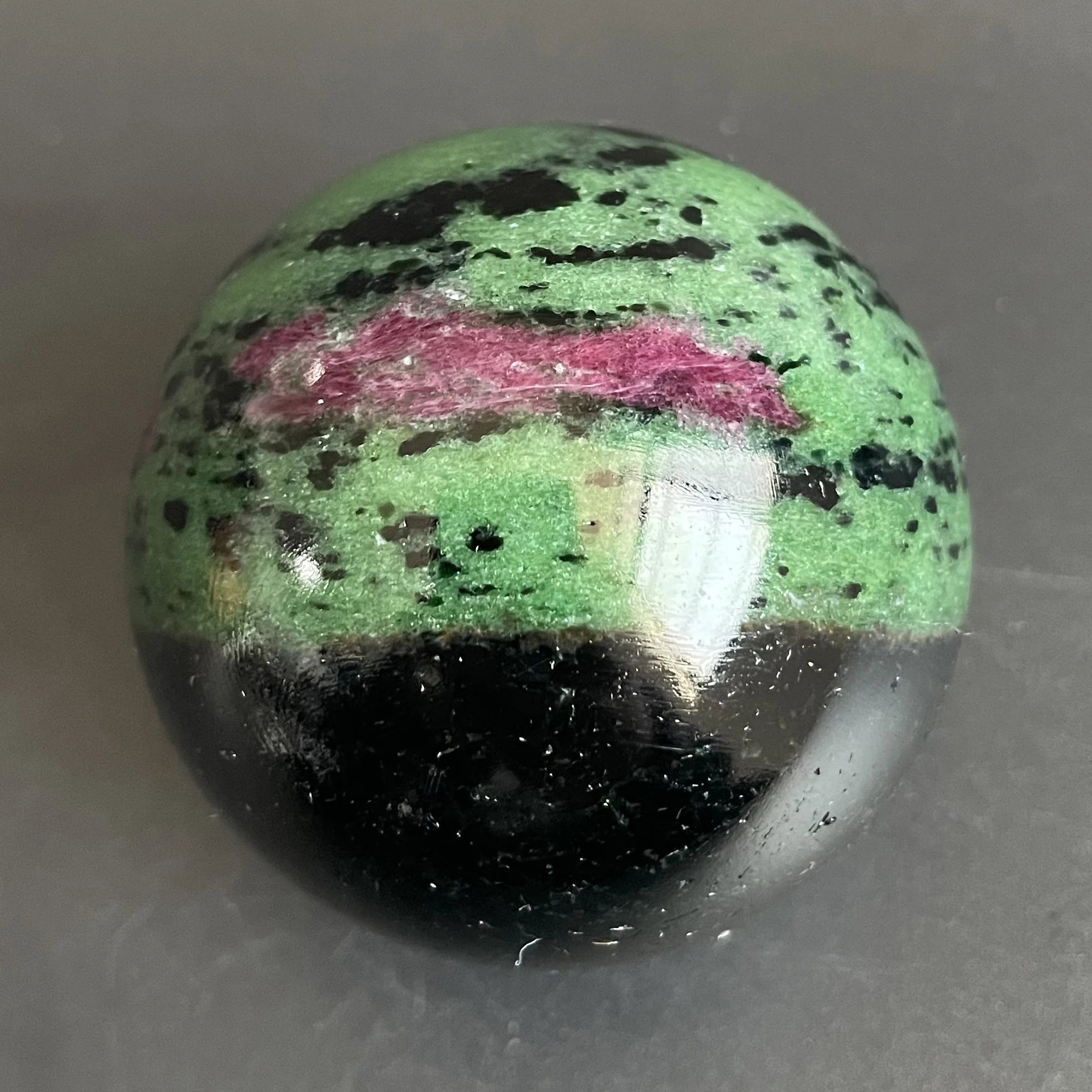 

Хрустальный шар из натурального камня Zoisite, рубин, кварц