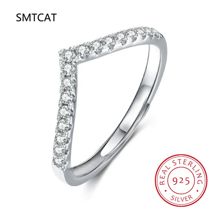 Обручальное кольцо с муассанитом D-образной формы