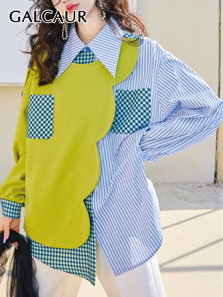 

Женская Асимметричная рубашка GALCAUR, однобортная модная блузка в Корейском стиле с отложным воротником, длинными рукавами, карманами и пэчворком, популярных цветов