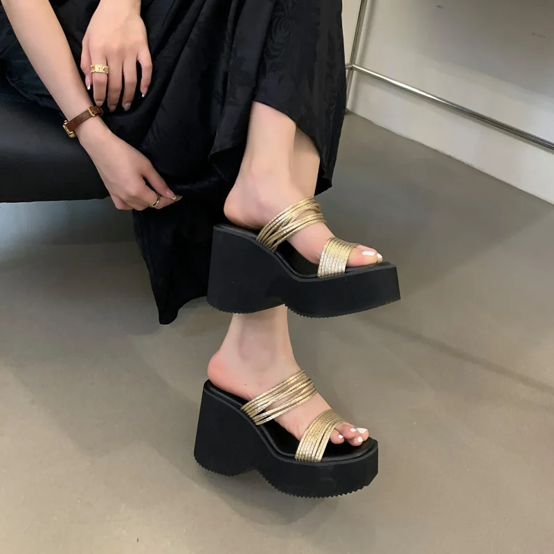 Тапочки на массивном каблуке 10 см серебряные сандалии платформе женские летние