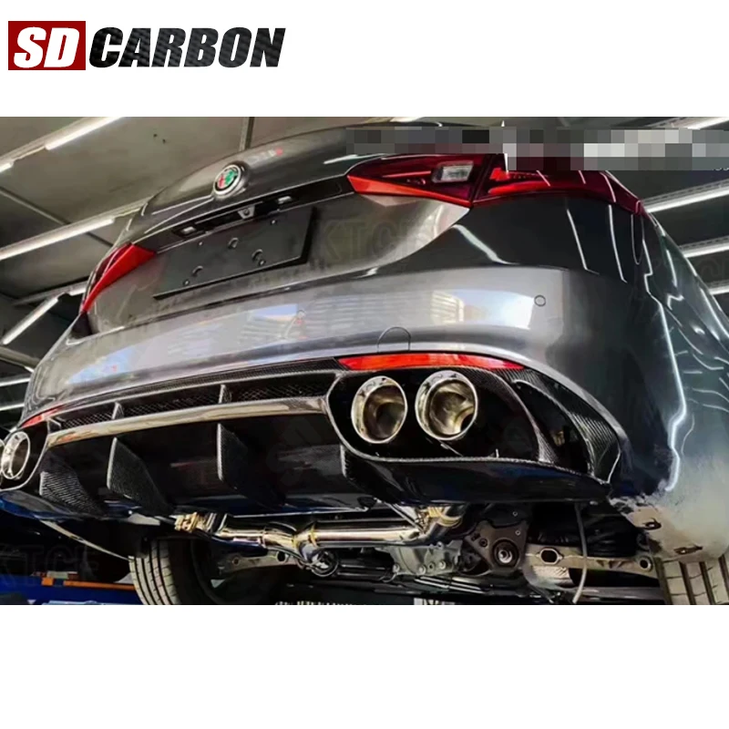 Фото Для Alfa Romeo Giulia QV: карбоновый задний бампер, диффузор, боковые сплиттеры, спойлер, аксессуары для автомобиля №1