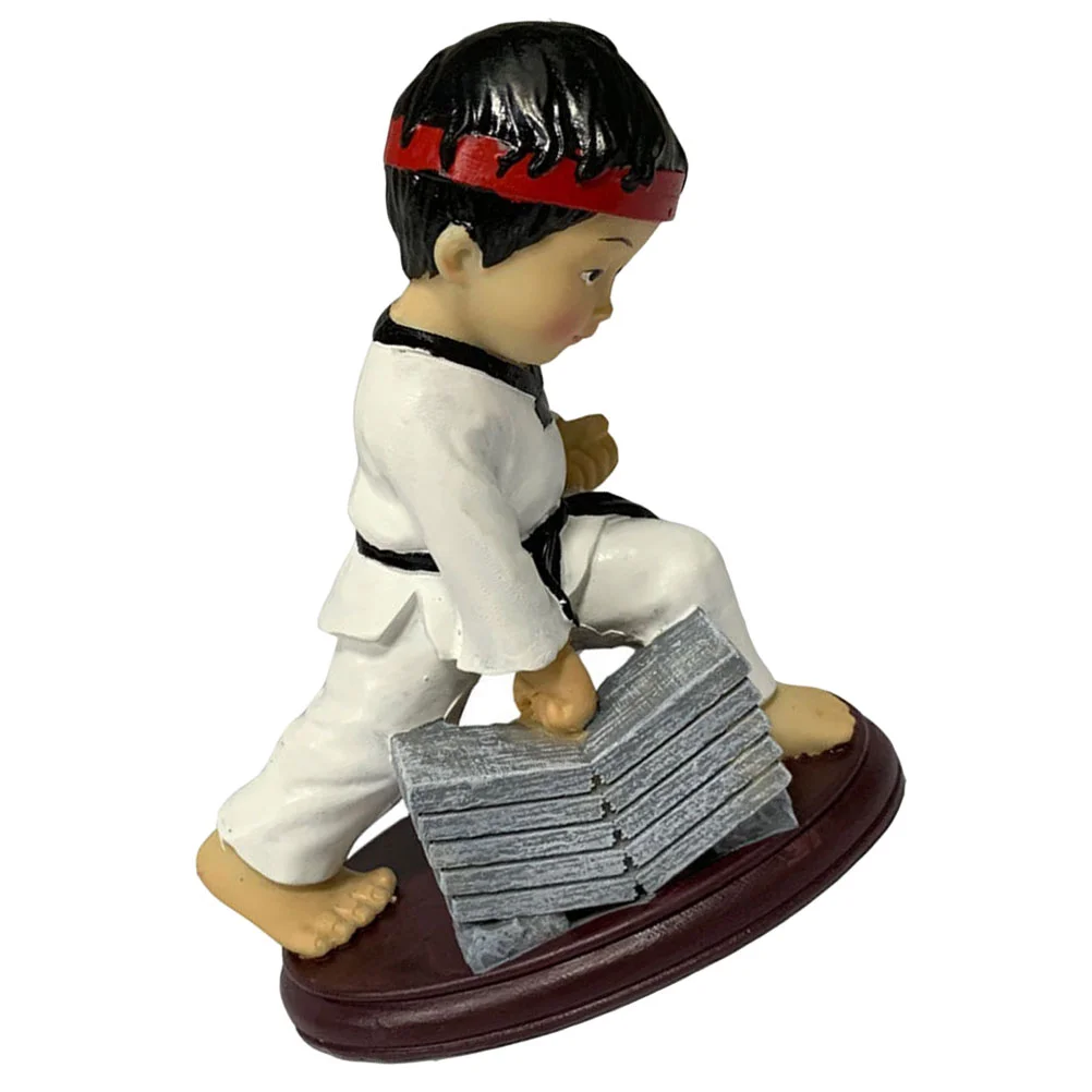 Миниатюрный мальчик из смолы с орнаментом тхэквондо сувенирный декор фигурка