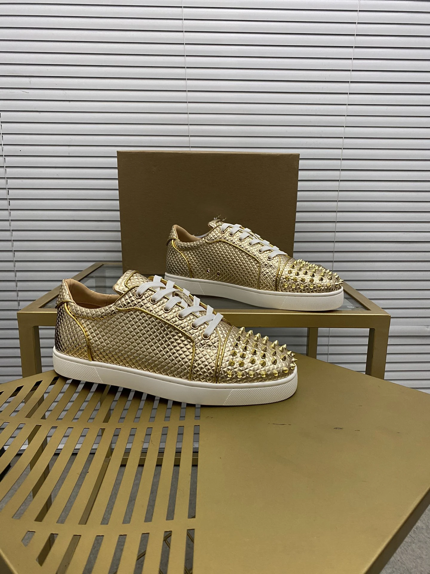 

SHOES RED BOTTOM Casual board shoes for male female cowhide leather upper patent leather sheepskin women 35-40 men38-46Rivet067