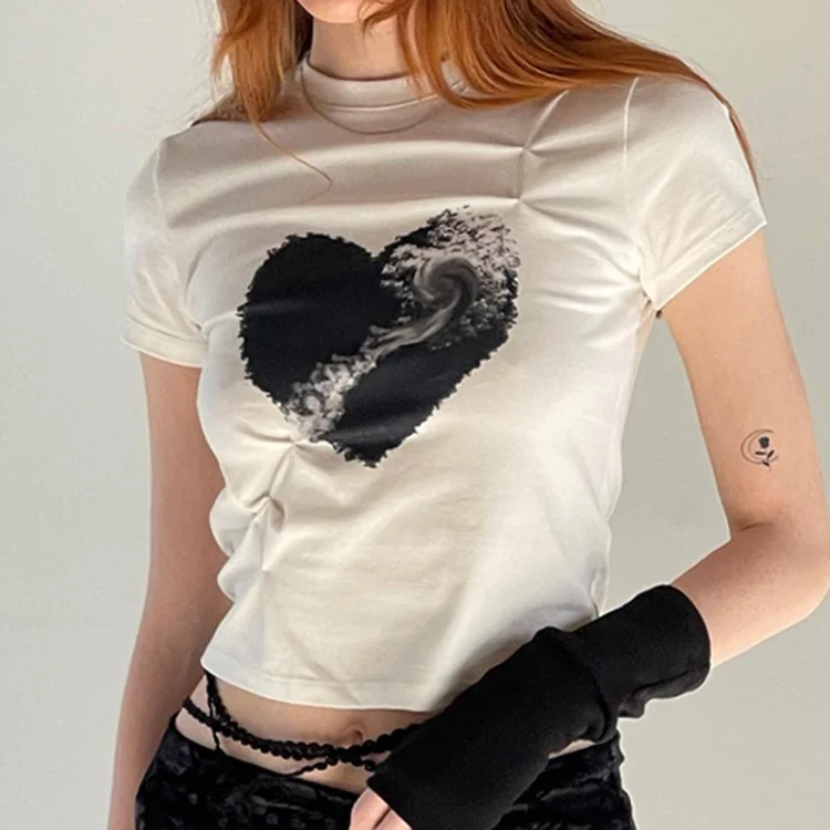 

Женская футболка с круглым вырезом и принтом в виде сердца