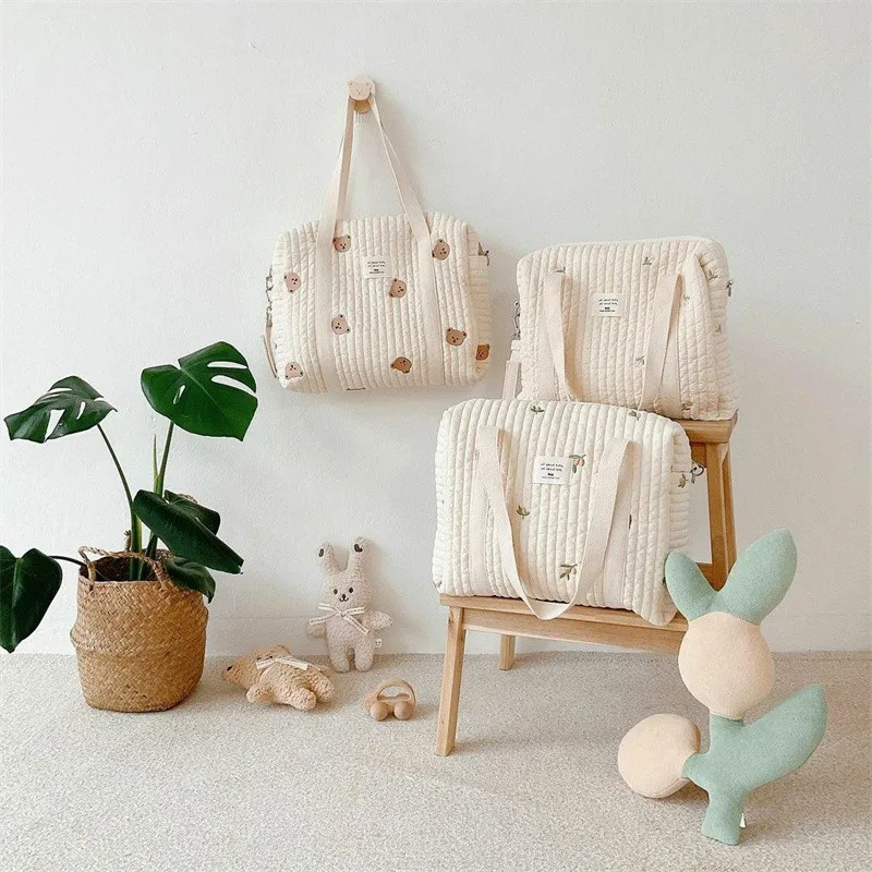 

2022 New Cute Bear Flower Embroidery Pattern Baby Beige Cotton Fabric Zipper Diaper Handbag Luggage Bag Baby Diaper Bag
