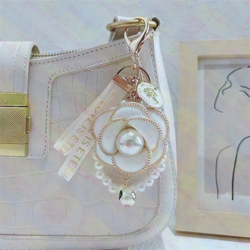 High Quality Pearl String Camellia Keychain Fashion Bag Pendant Ladies Car Keychain Pendant Wholesale Phone Charm Couple Gift