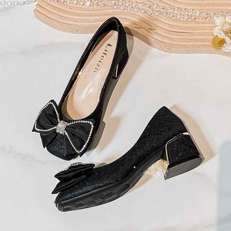 Женские туфли-лодочки с бантом на среднем каблуке