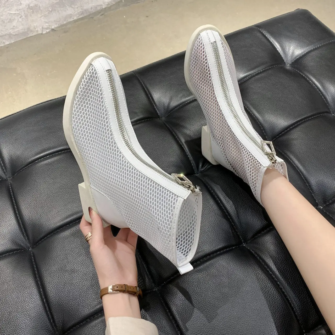 

Женские ажурные сетчатые сапоги, новые сетчатые короткие сапоги, удобная дышащая женская обувь, модные мартинсы, женские сапоги, женская об...