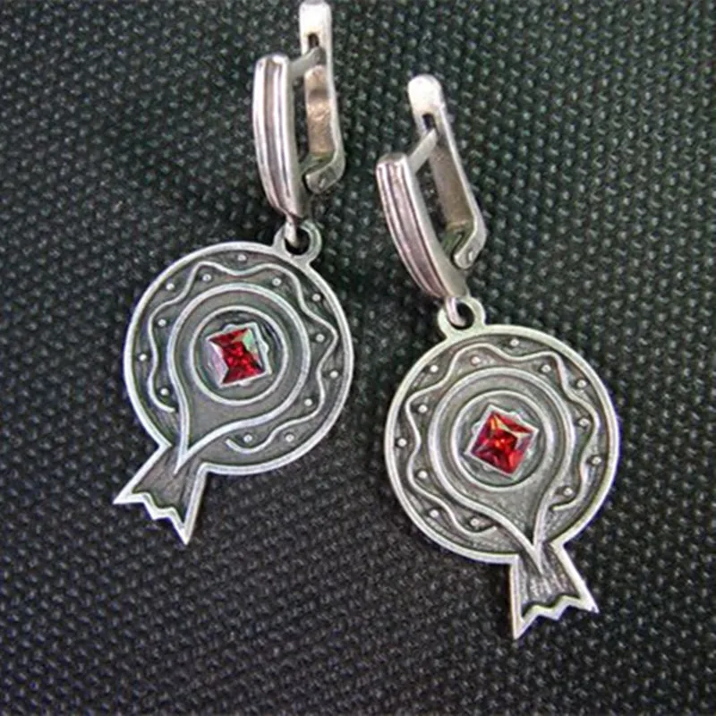 

Vintage Garnet Shaped Metal Hand Carved Pattern Earrings Fashion Women Inlaid Garnet Red Crystal Pendant Earrings Jewelry