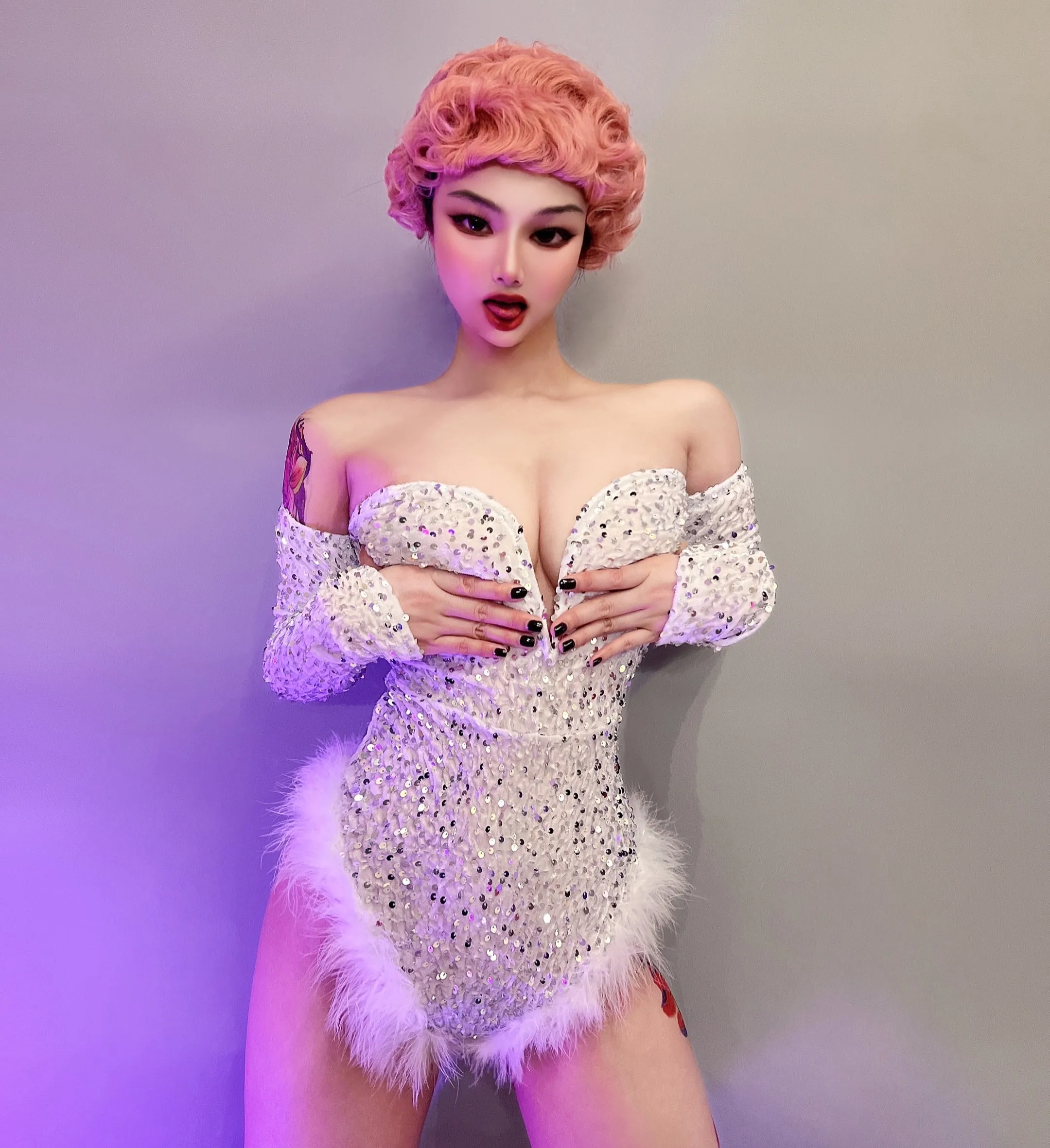 Женское платье с блестками белое боди высоким разрезом и перьями в европейском