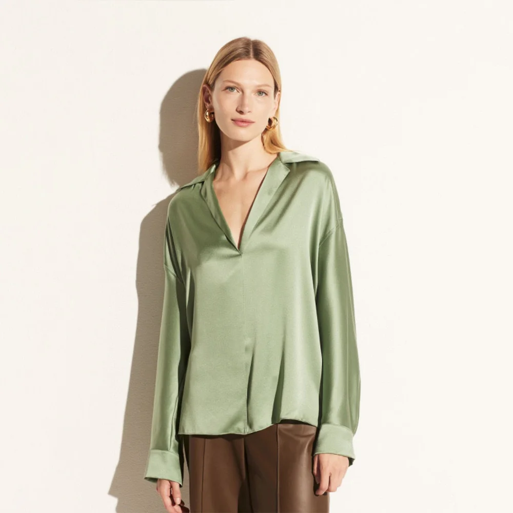 

Noble silky crepe satin blouse 20m silk crepe satin with a high class v-neck three-dimensional cut professional OL versatile top