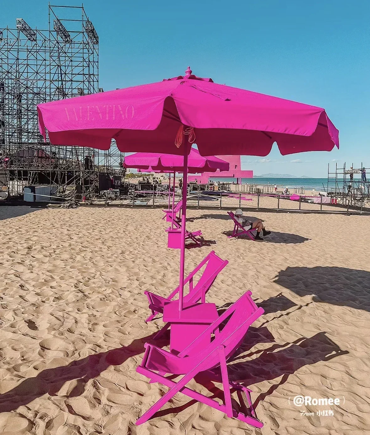 Розово-красный пляжный стул солнцезащитный козырек необычный магазин орнамент