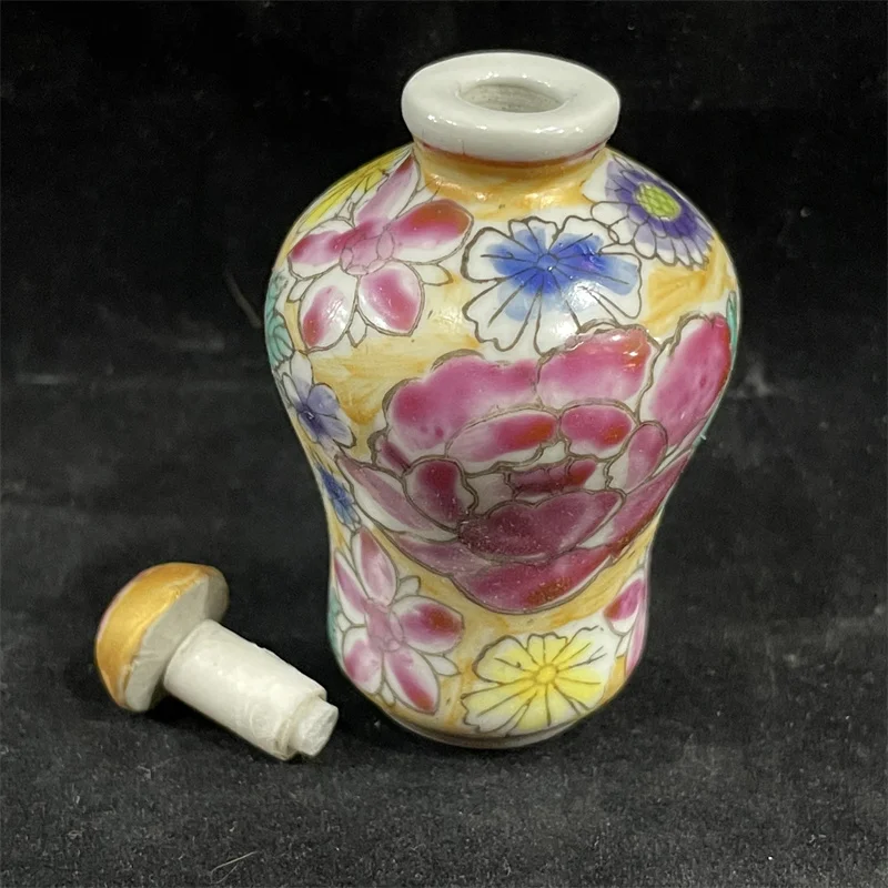 

Old painted snuff bottles, porcelain, antique pieces, mini decorative ornaments, old snuff utensils, empty bottles, porcelain