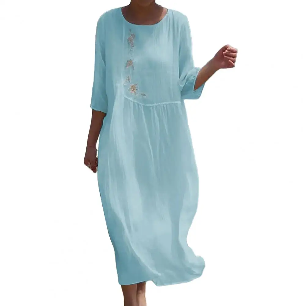 

Женское двухслойное платье-миди с цветочной вышивкой и круглым вырезом