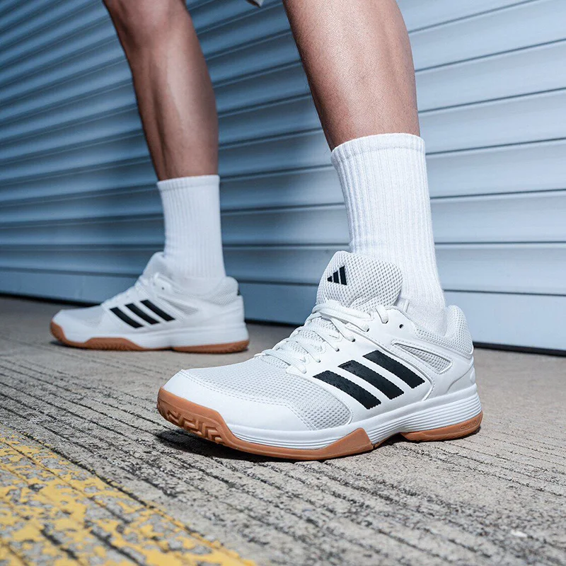 Фото Мужские кроссовки Adidas черно-белые, для тренировок, с дышащей сеткой, подошвой EVA и технологией Adiwear, на шнуровке, комфортные, для занятий спортом в помещении. №2