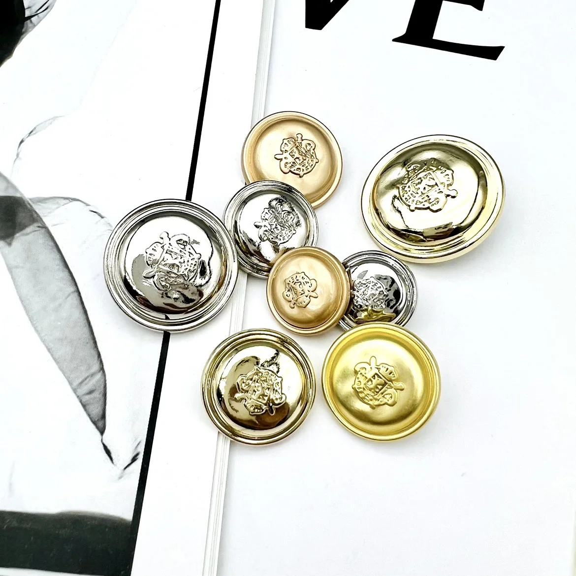 Модные круглые металлические пуговицы для винтажного консервативного пальто