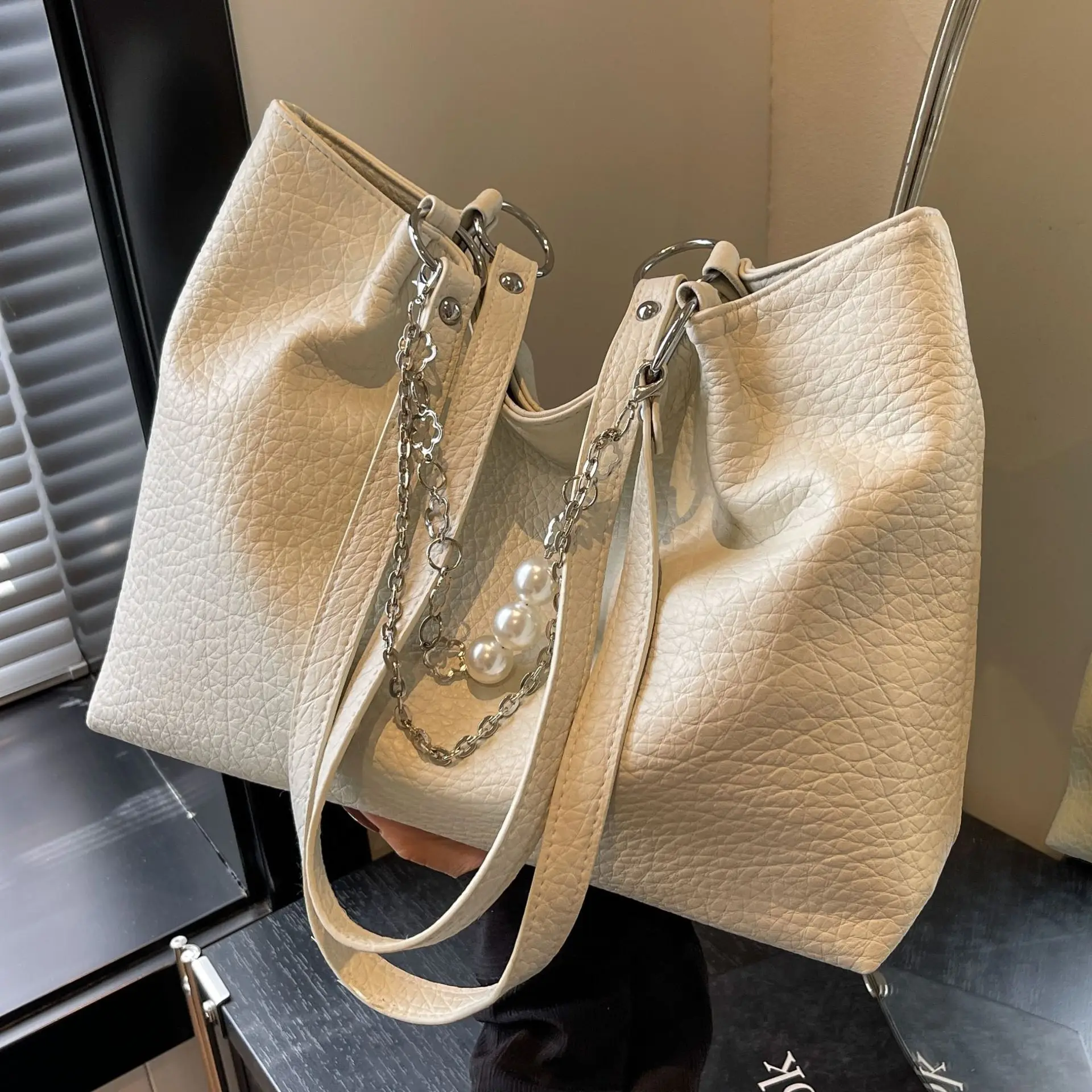 

Роскошная дизайнерская сумка на плечо для женщин, трендовая дамская сумочка из искусственной кожи на подмышках, модный кошелек, вместительный дорожный тоут