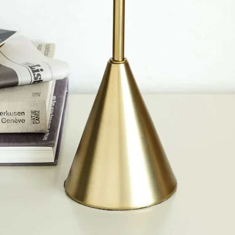 Скандинавская креативная настольная лампа в стиле постмодерн стеклянная