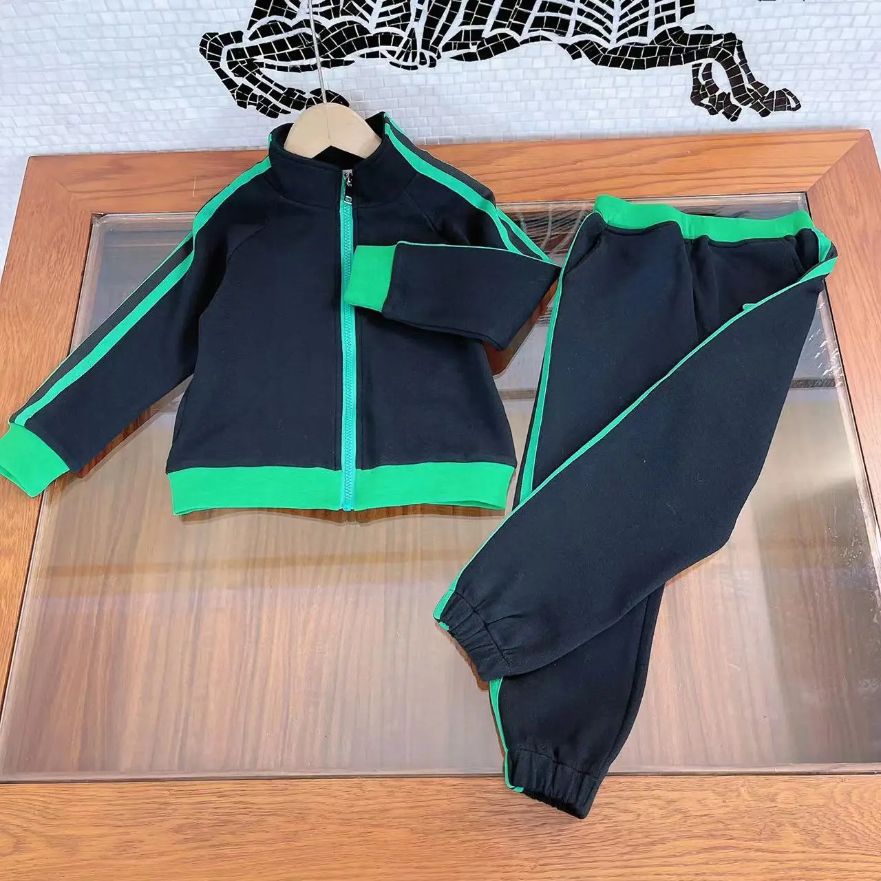 

2022 new fashion children's wear: 4-14 year-old autumn boys' set, high collar zipper leisure coat + sports pants (two-piece set)