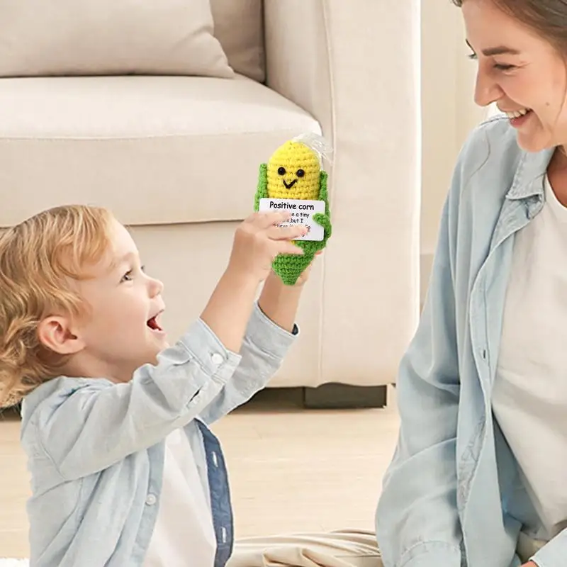 Вязаная крючком кукла ручной работы с позитивными зернами кукурузы вязанные