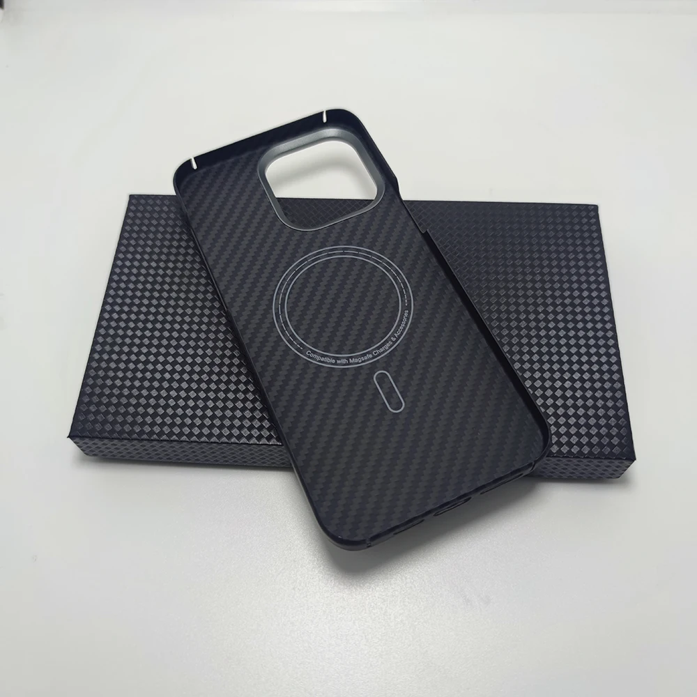 Чехол из углеродного волокна для iphone 15 pro max совместимый с magsafe ультратонкий