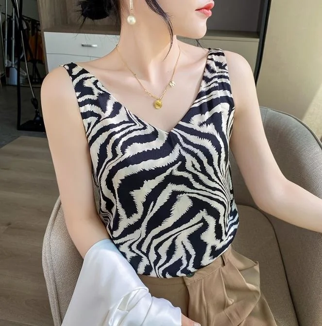 

Женский короткий топ с V-образным вырезом