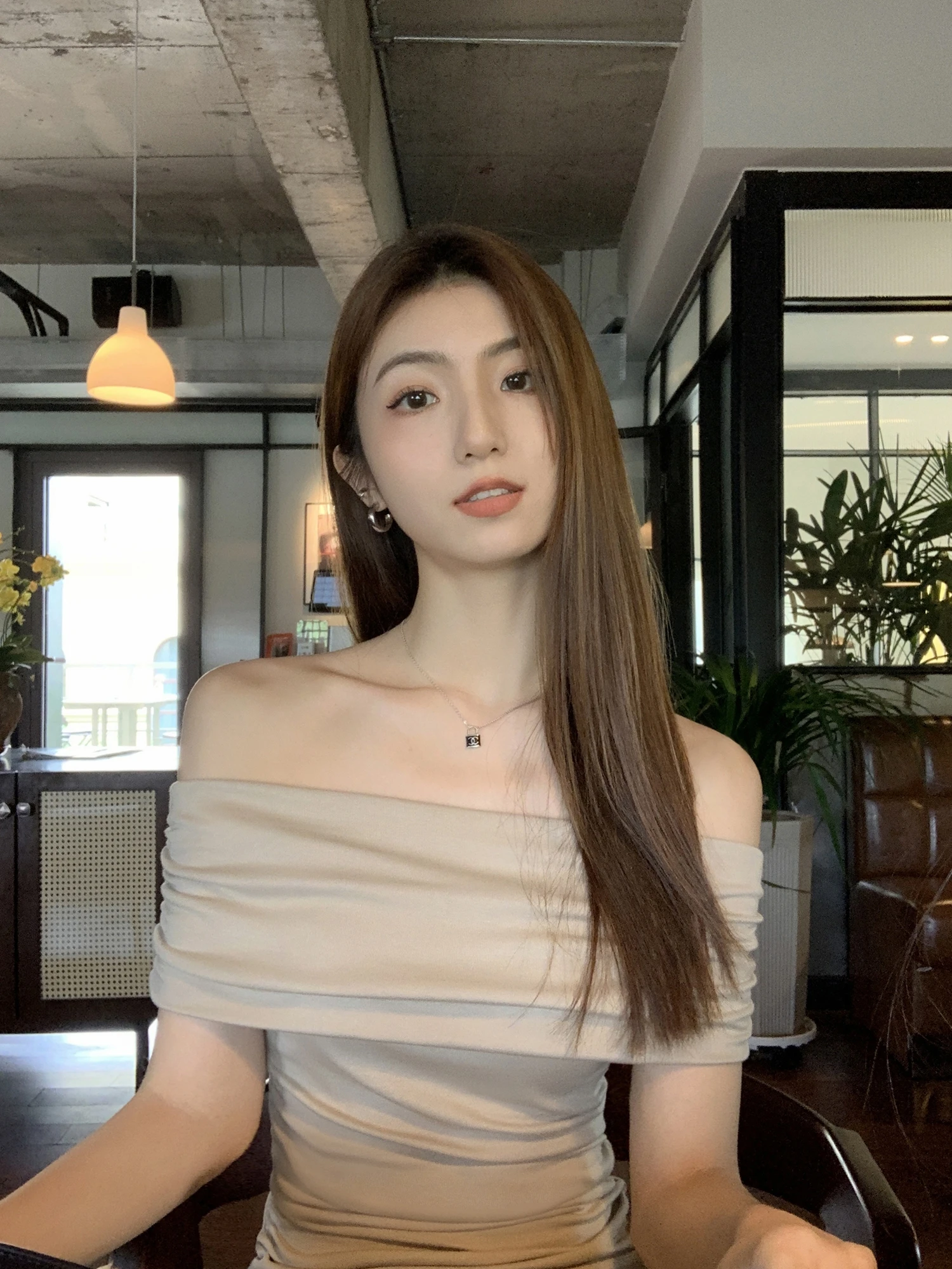 Женская трикотажная футболка Mulvan с открытыми плечами летний темпераментный