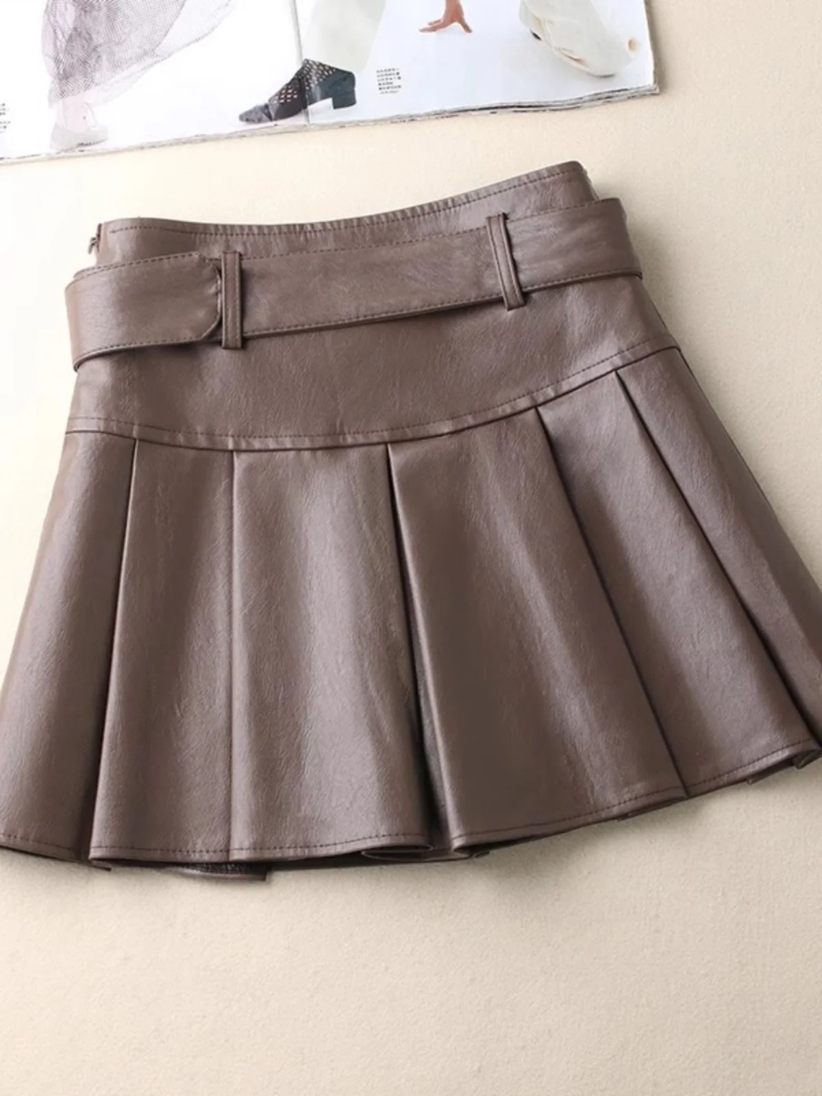 Маленькая кожаная юбка кофейного цвета больших размеров для женщин осень 2024