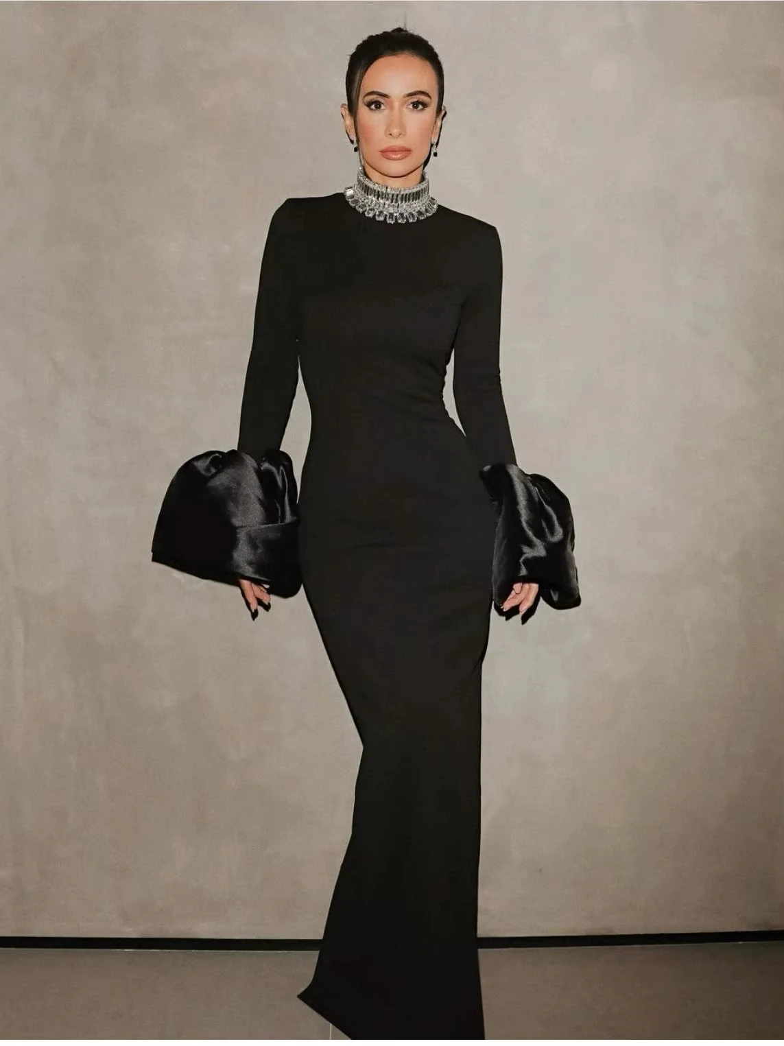 Женское длинное платье с длинными рукавами и вышивкой