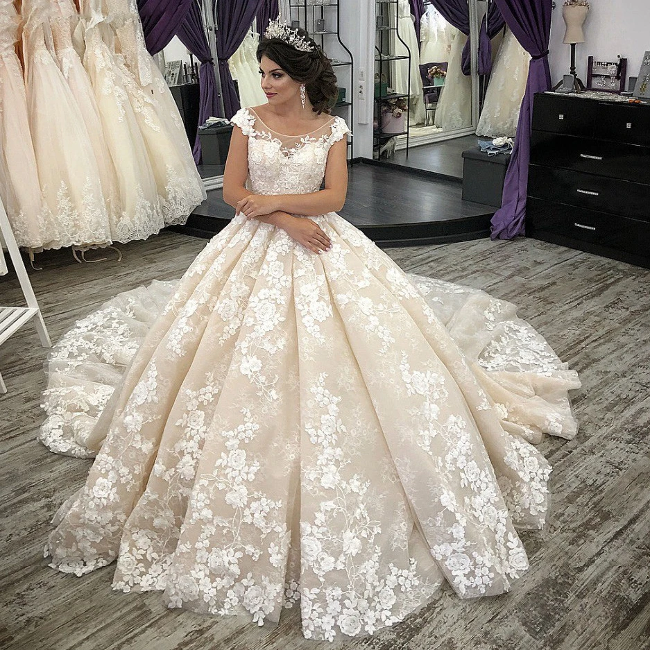 

Champagne Ball Gown Wedding Dresses Lace Appliques Scoop Cap Sleeve Lace Up Back Bridal Dress Fluffy Princess Wedding Gowns