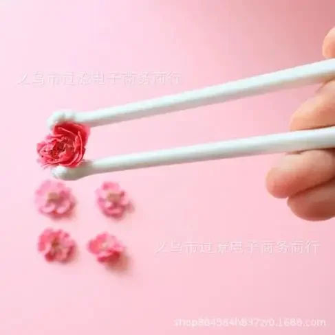 

Палочки для еды в виде кошачьей лапы