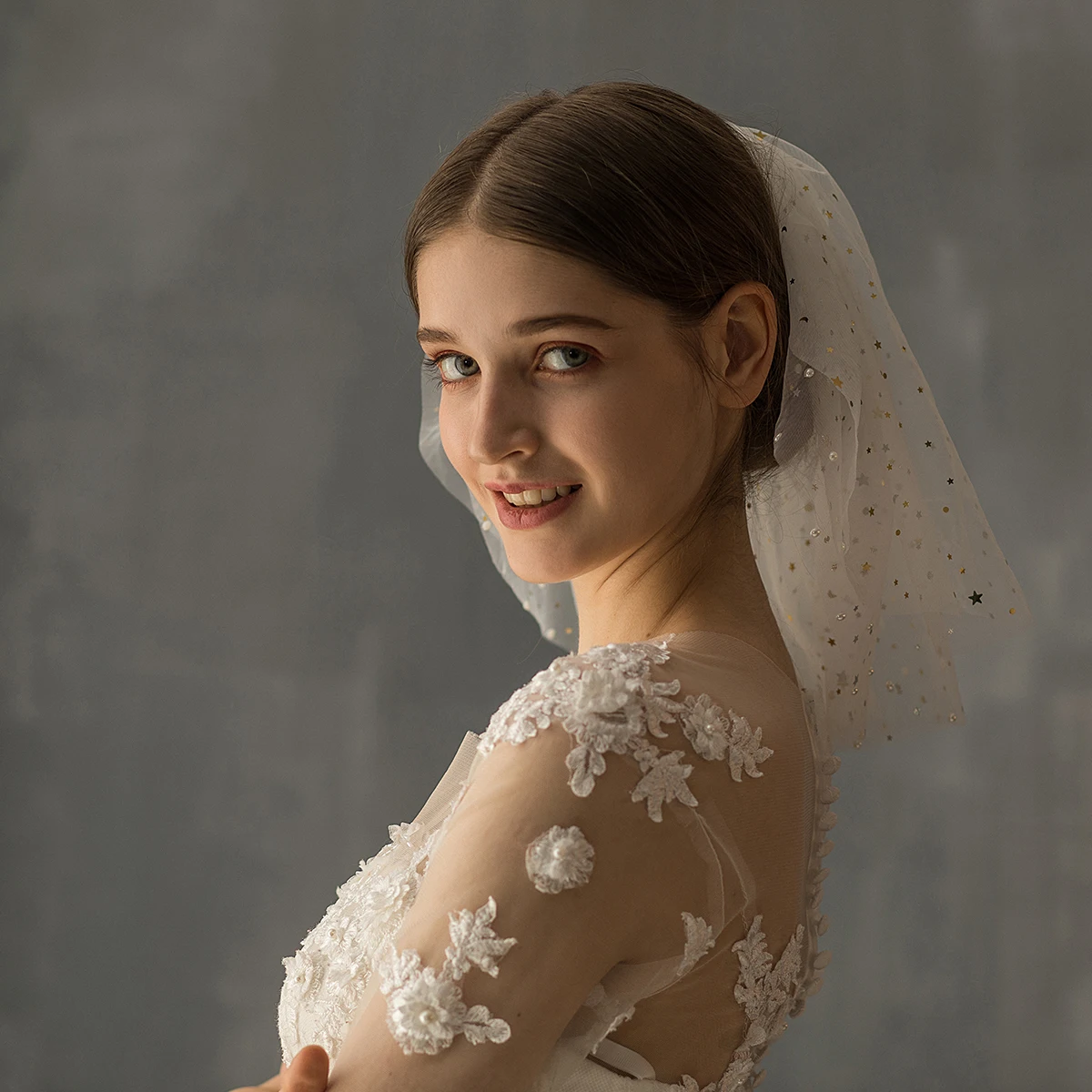 

V628 Exquisite Wedding Bridal Short Veil Two-Layer Plain Tulle Sequined Shoulder White Brides Veil Women Marriage Accessories