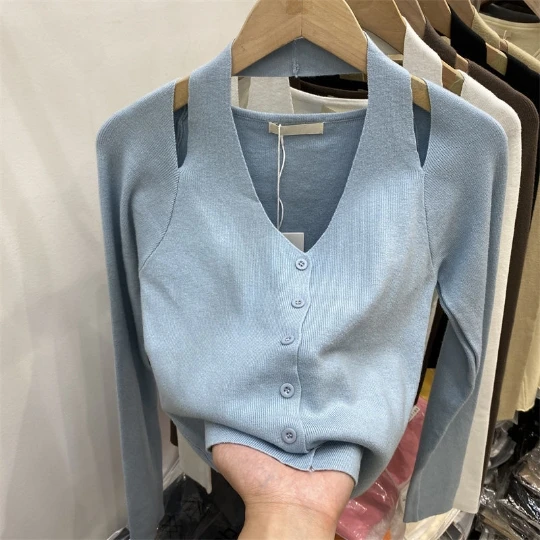 

Женский трикотажный пуловер с длинным рукавом и воротником-стойкой