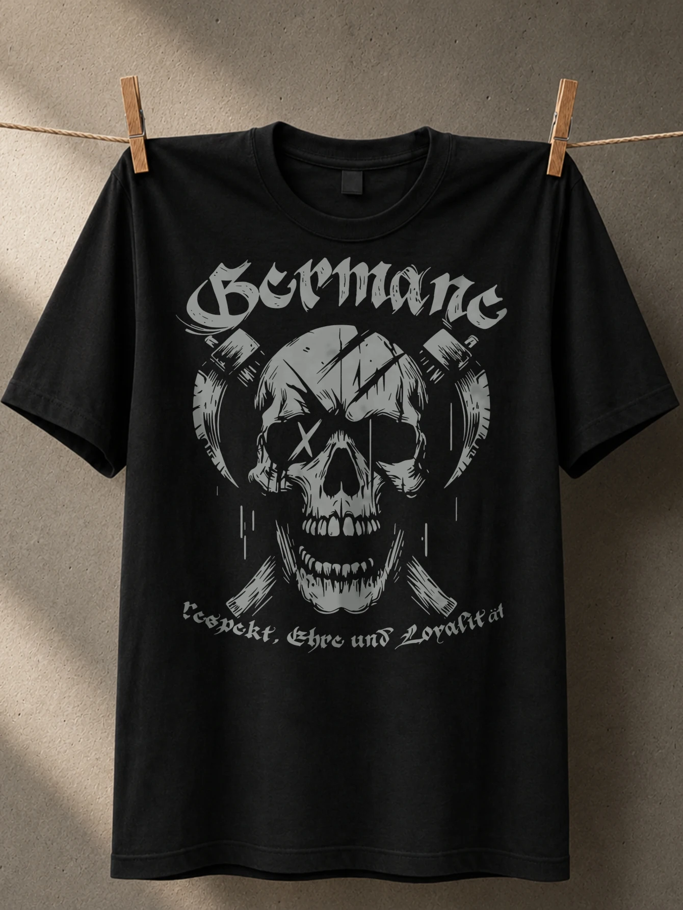Фото Футболка унисекс German Respekt Ehre und Loyalitat серого цвета с перекрещенными молотами, старинной немецкой надписью и прочным дизайном. №1