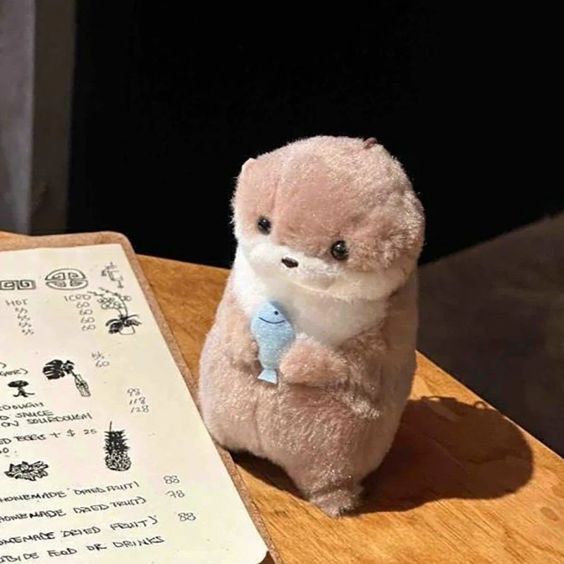 Мультяшные милые выдри держит рыбу плюшевая кукла с цепочкой креативные