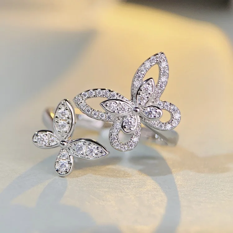 

Женское кольцо из серебра 925 пробы с муассанитом и бабочкой