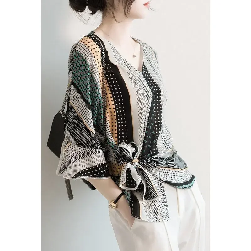 Винтажная шелковая рубашка с нерегулярным цветным воротником и деревянными