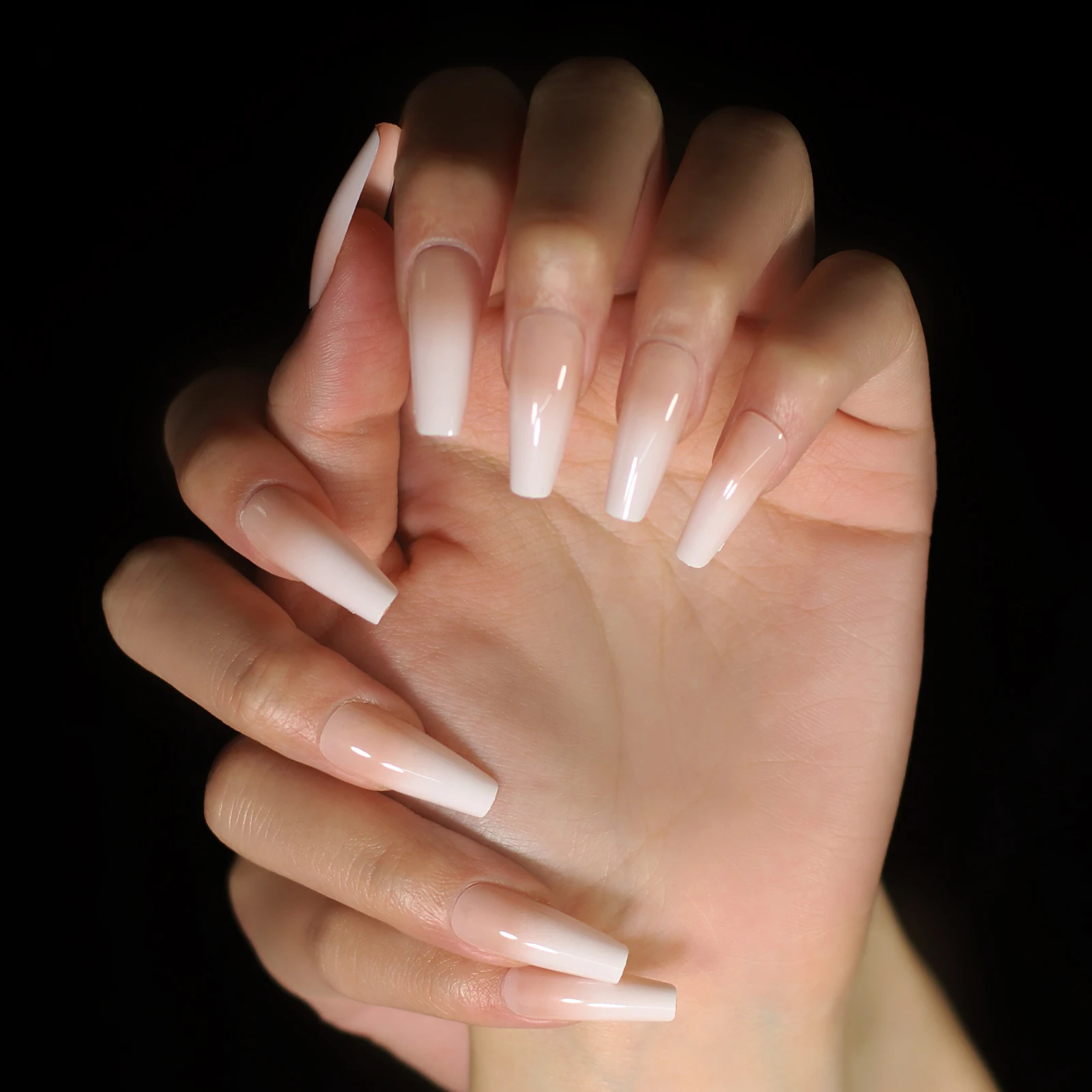 Длинные накладные ногти для французской балерины с эффектом омбре телесного