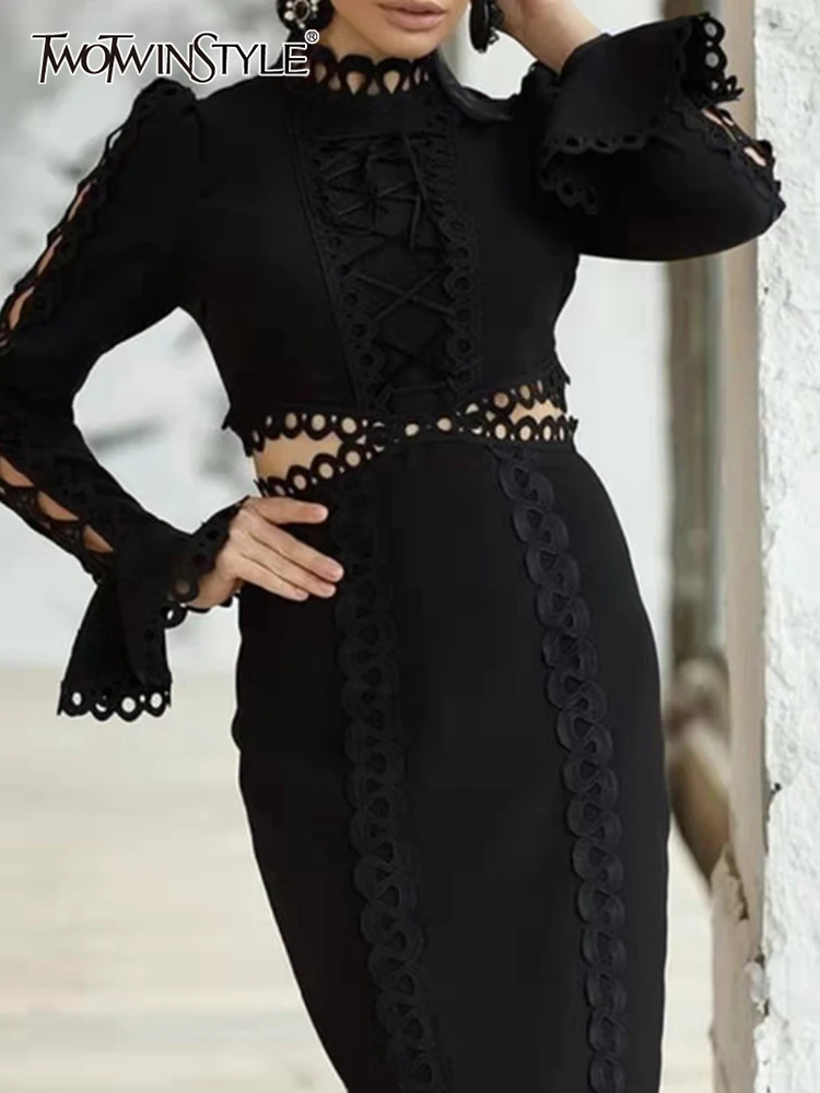 

Женское платье средней длины TWOTWINSTYLE, весеннее, черное, белое платье с вырезами, воротником-стойкой, расширяющимся книзу длинным рукавом и вы...