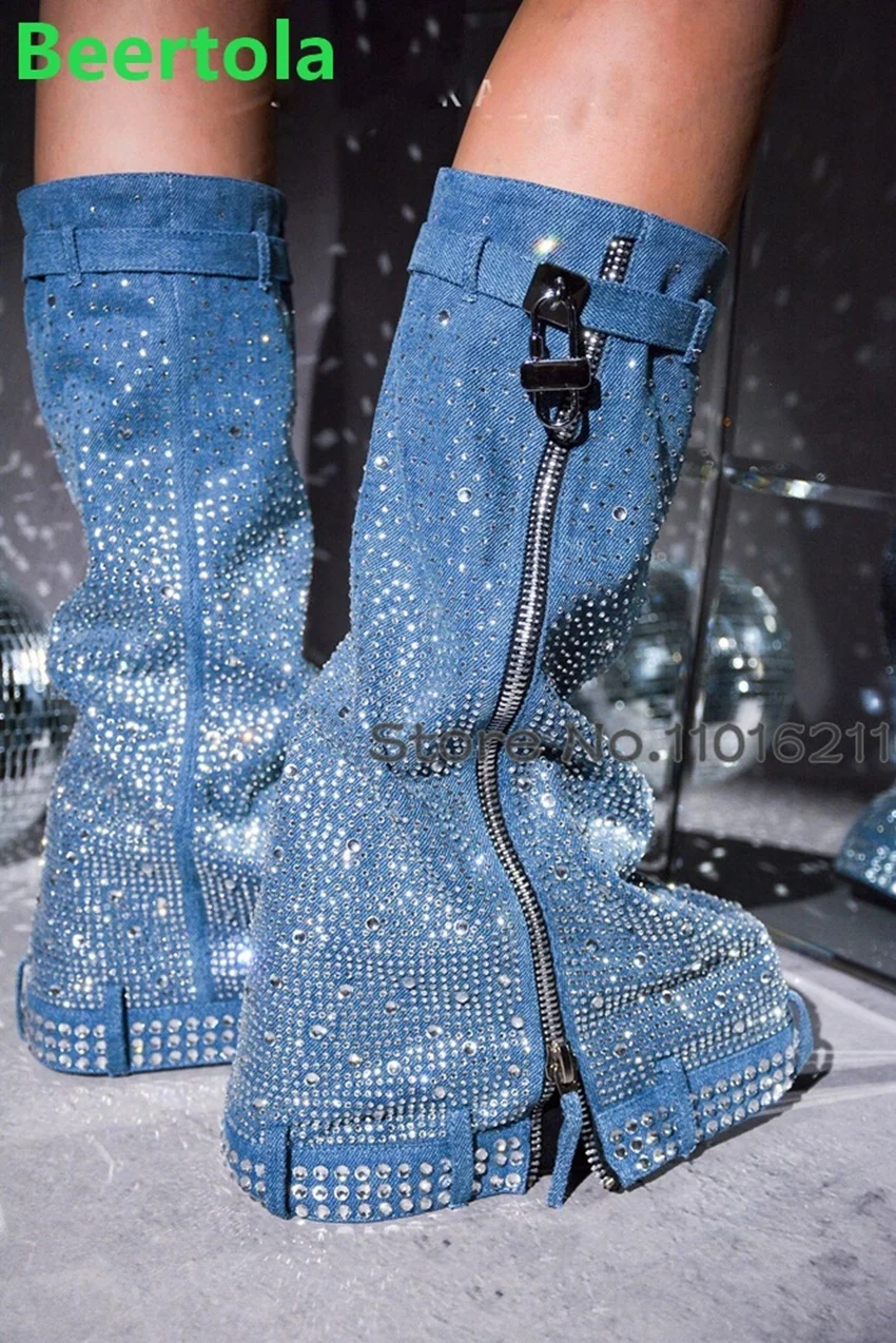 Женские ботинки на танкетке со стразами и металлическим замком с молнией сбоку