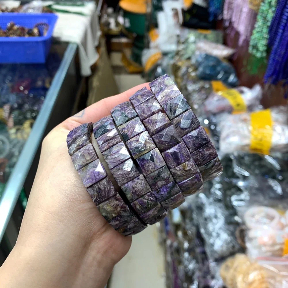 Женский браслет из драгоценных камней