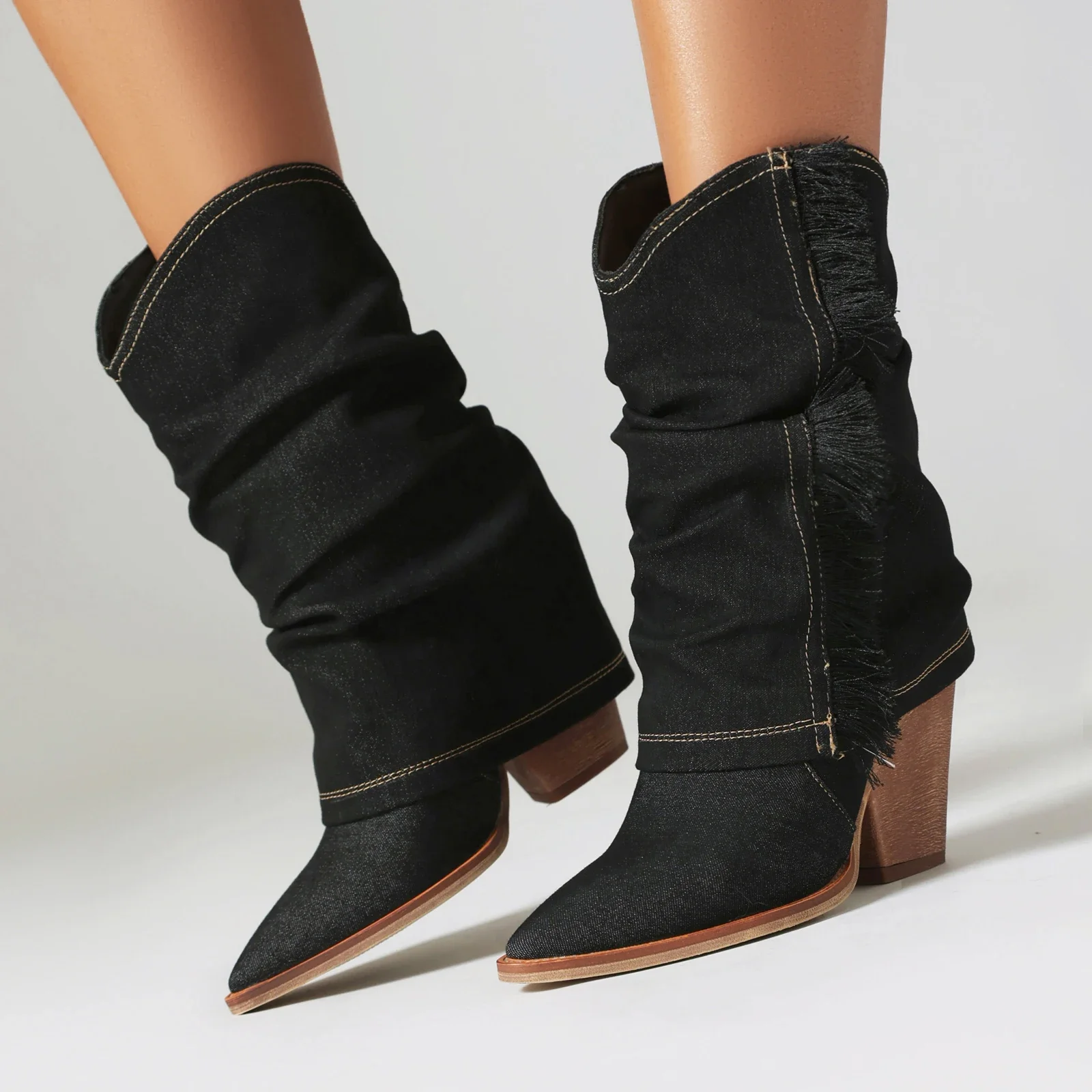 Женские сапоги до середины икры с мягкой обивкой и кисточками одинаковые по