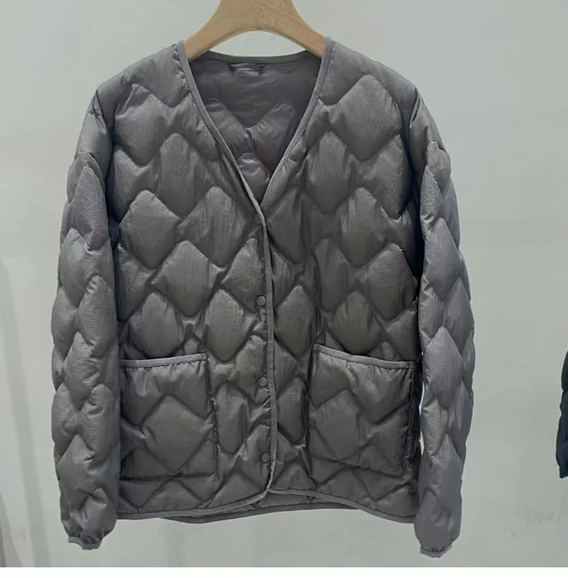 

2023 Winter New Diamond V-neck Lightweight Down Coat Women's Wear