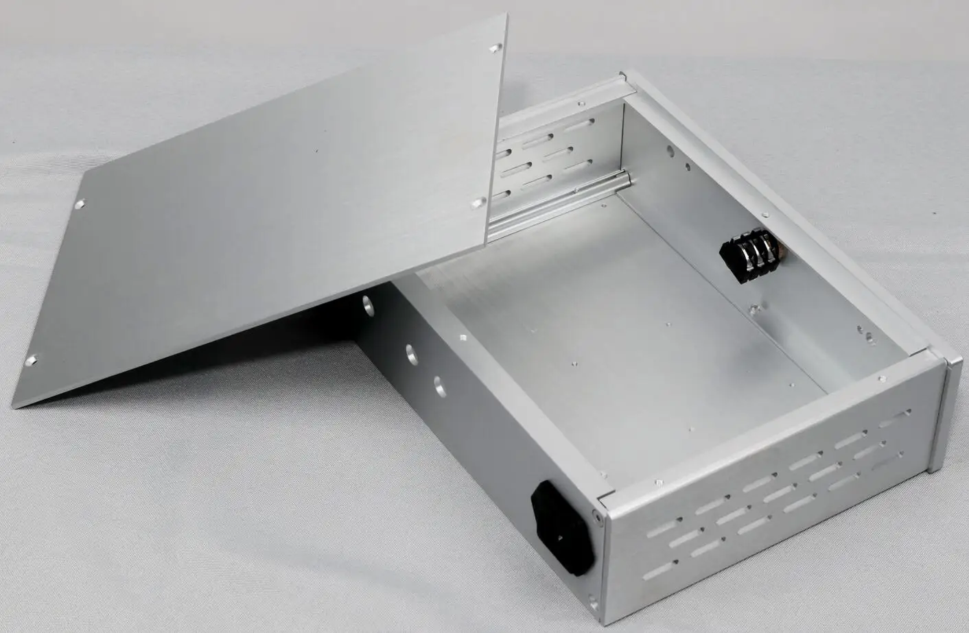 Усилитель для наушников из серебра 2607 пробы и алюминиевого сплава