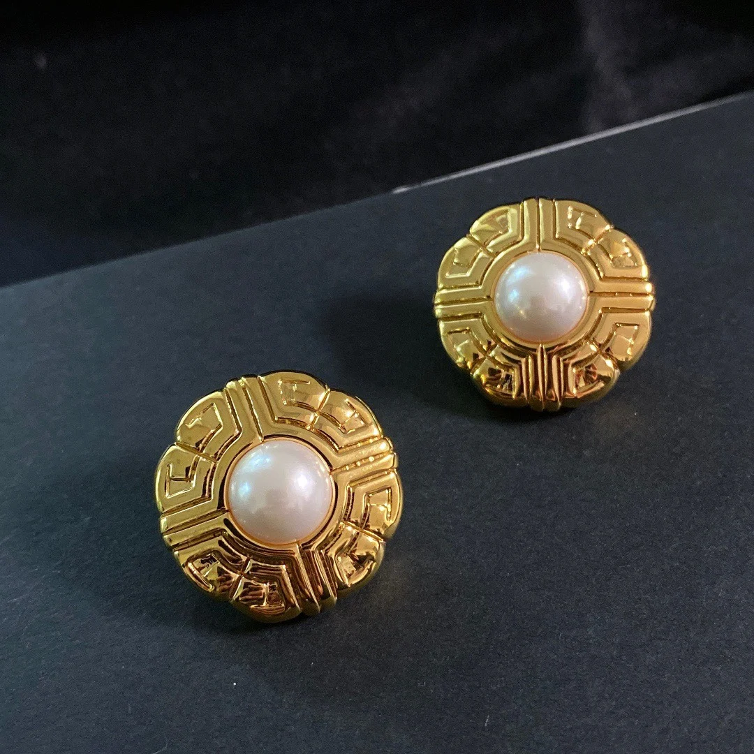 

European and American fashion simple and beautiful earrings