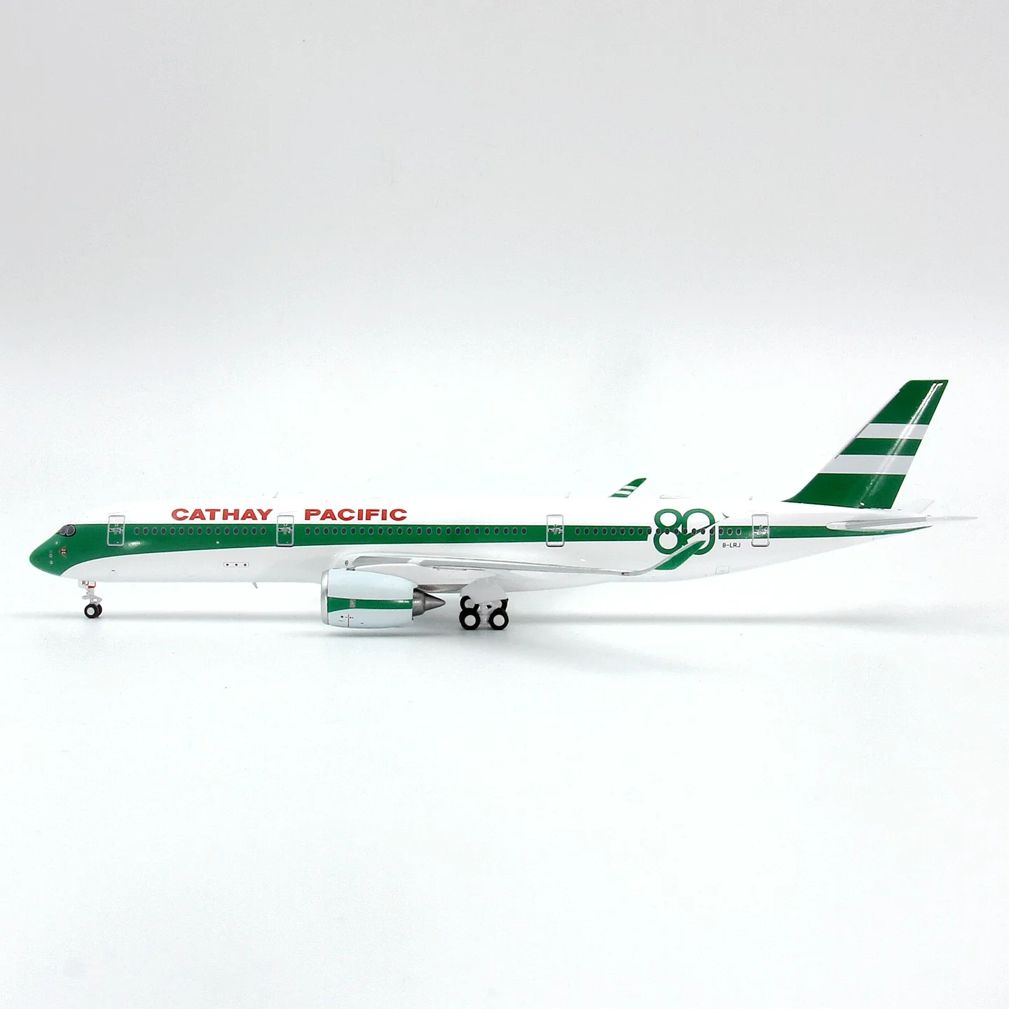 Фото Масштабная модель самолета GeminiStar A350-900 B-LRJ 80th Anniversary из литого металла, масштаб 1:400 №2